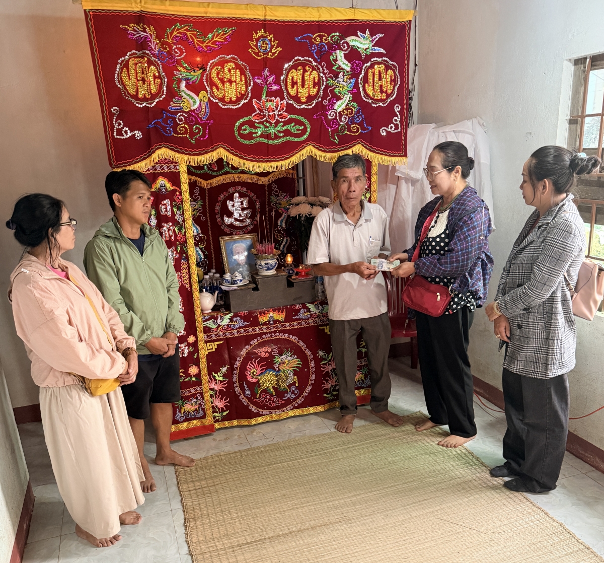 Viếng và trao quà cho gia đình có người mất do bão lũ ở Đắk Lắk