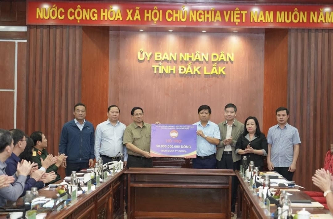 Thủ tướng Chính phủ Phạm Minh Chính trao hỗ trợ 50 tỷ đồng cho tỉnh Đắk Lắk.