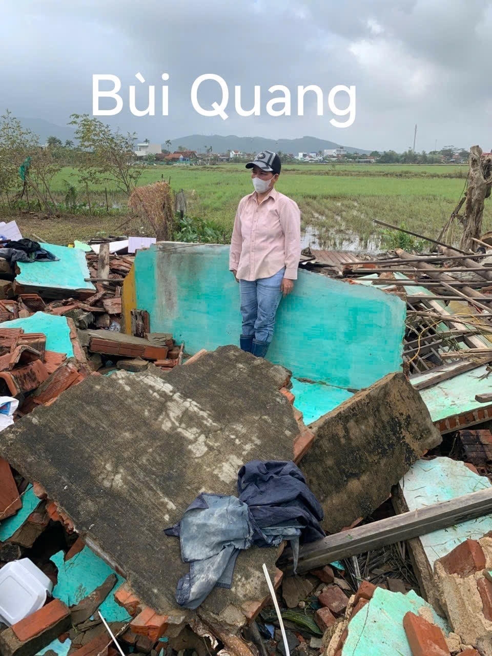 Anh Bùi Quang thẫn thờ trước ngôi nhà đổ nát vì bão lũ