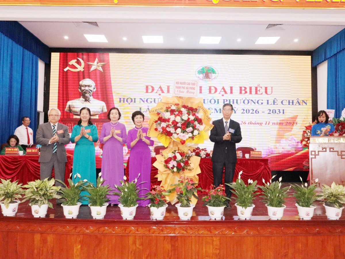 Lãnh đạo Hội NCT TP Hải Phòng tặng hoa chúc mừng Đại hội