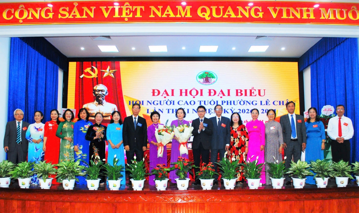 Lãnh đạo Hội NCT TP Hải Phòng và phường Lê Chân tặng hoa chúc mừng Ban Chấp hành Hội NCT phường