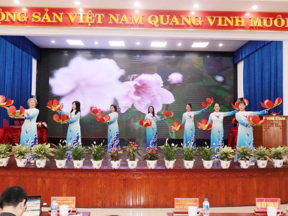 Tiết mục văn nghệ chào mừng Đại hội