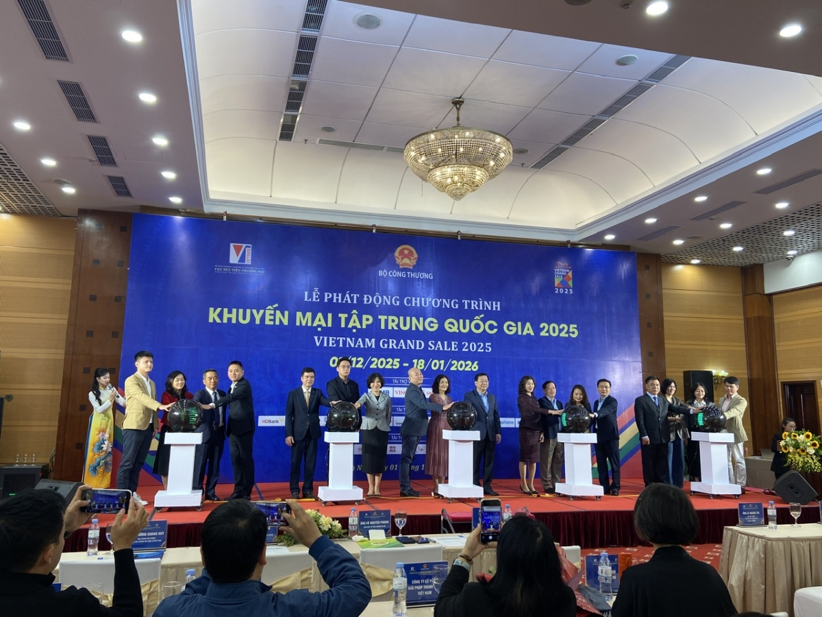 Các đại biểu thực hiện nghi thức phát động Chương trình “Khuyến mại tập trung quốc gia 2025 - Vietnam Grand Sale 2025”.jpg