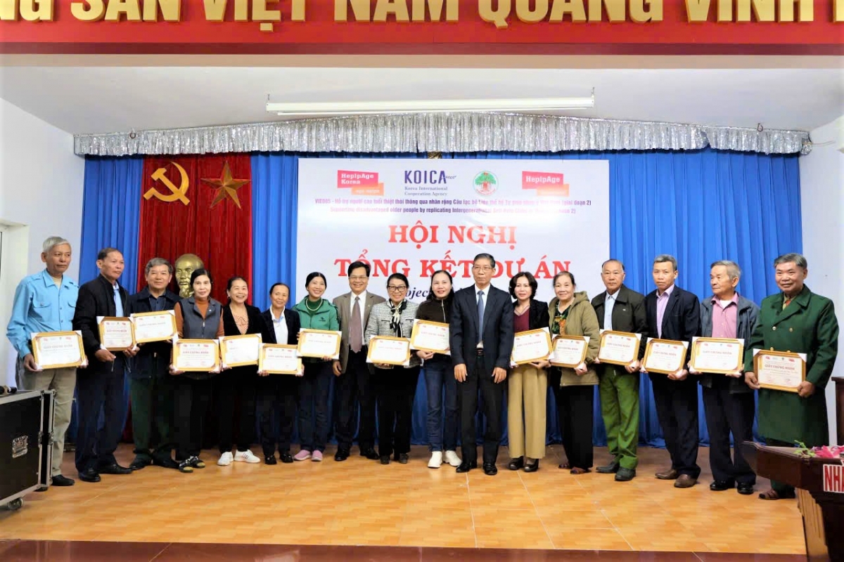 Lãnh đạo Hội NCT TP Hải Phòng trao Giấy chứng nhận các CLB xuất sắc tham gia thực hiện Dự án VIE085