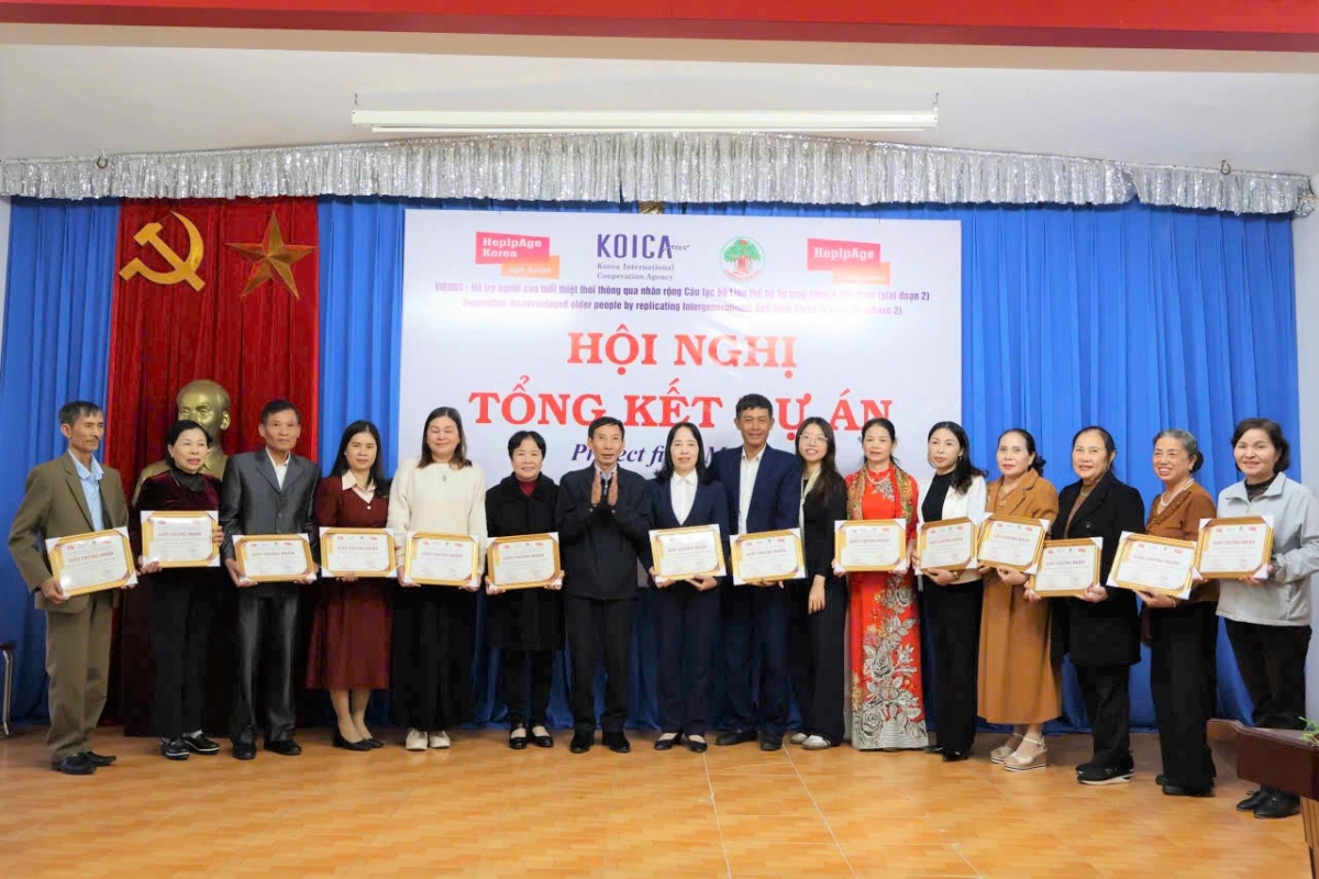 Lãnh đạo Hội NCT TP Hải Phòng trao Giấy chứng nhận các CLB xuất sắc tham gia thực hiện Dự án VIE085