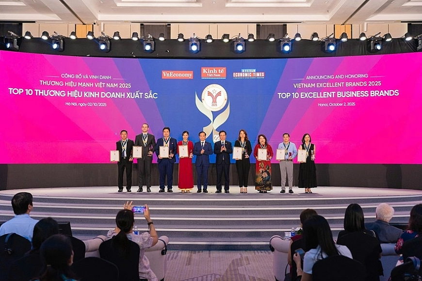 Đại diện Agribank (thứ tư từ phải sang) nhận danh hiệu Thương hiệu Kinh doanh xuất sắc 2025