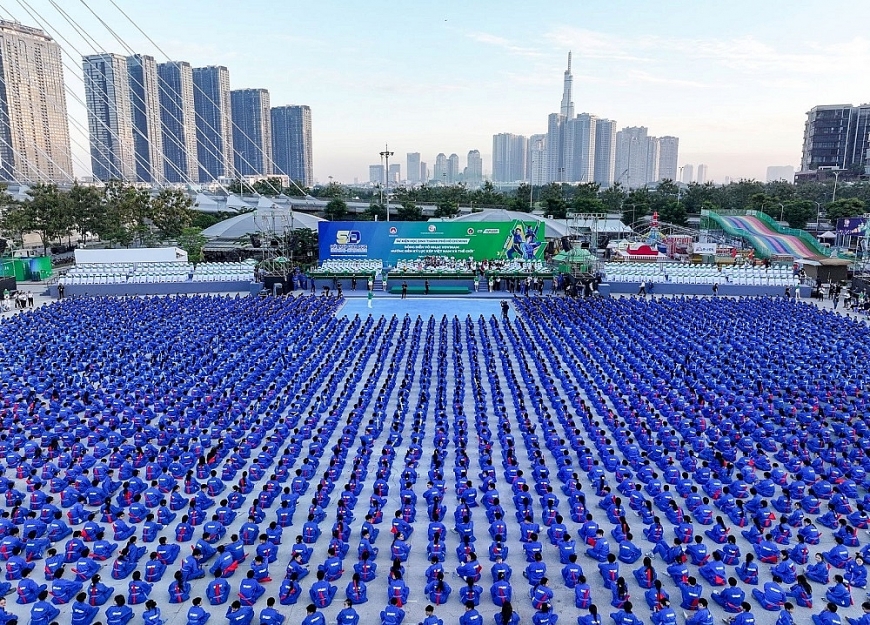 5.000 học sinh từ 15 điểm trường có mặt tại Công viên bờ sông Sài Gòn từ sáng sớm tham gia đồng diễn võ nhạc Vovinam