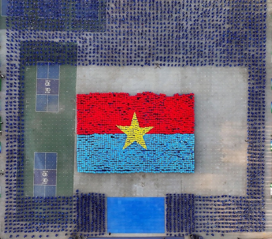 Màn xếp hình lá cờ của Mặt trận dân tộc giải phóng miền Nam Việt Nam trên nền nhạc Nhà Tôi Có Một Lá Cờ