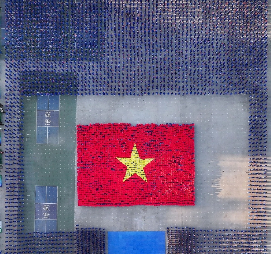 Màn xếp thành hình Quốc kỳ Việt Nam trên nền nhạc Giai Điệu Tự Hào