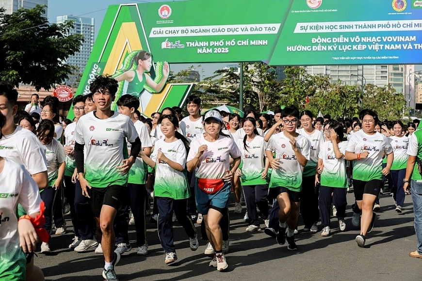 Hàng nghìn học sinh Thành phố Hồ Chí Minh xuất phát trên đường chạy EduRun