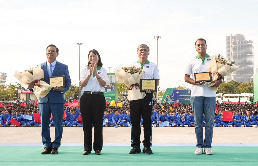 UBND Thành phố Hồ Chí Minh trao tặng hoa và kỷ niệm chương cho Sở Giáo dục và Đào tạo Thành phố Hồ Chí Minh, Liên đoàn Vovinam Việt Nam và Công ty TNHH Nestlé Việt Nam