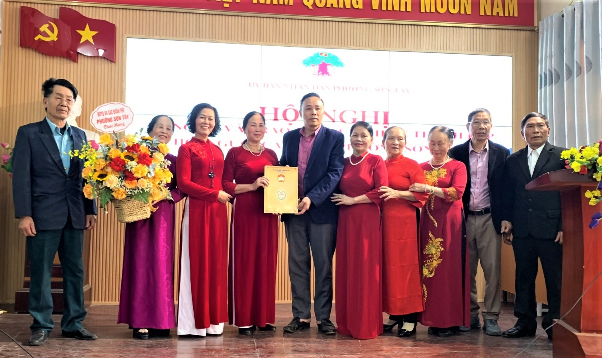 Ông Hứa Đức Tuấn trao quyết định thành lập Hội NCT phường Sơn Tây
