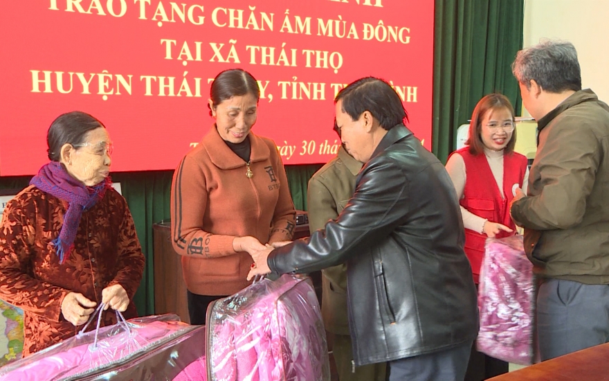 Trao chăn ấm cho người cao tuổi nghèo tại xã Thái Thọ, huyện Thái Thụy cũ (nay là xã Thái Ninh Đông, tỉnh Hưng Yên)
