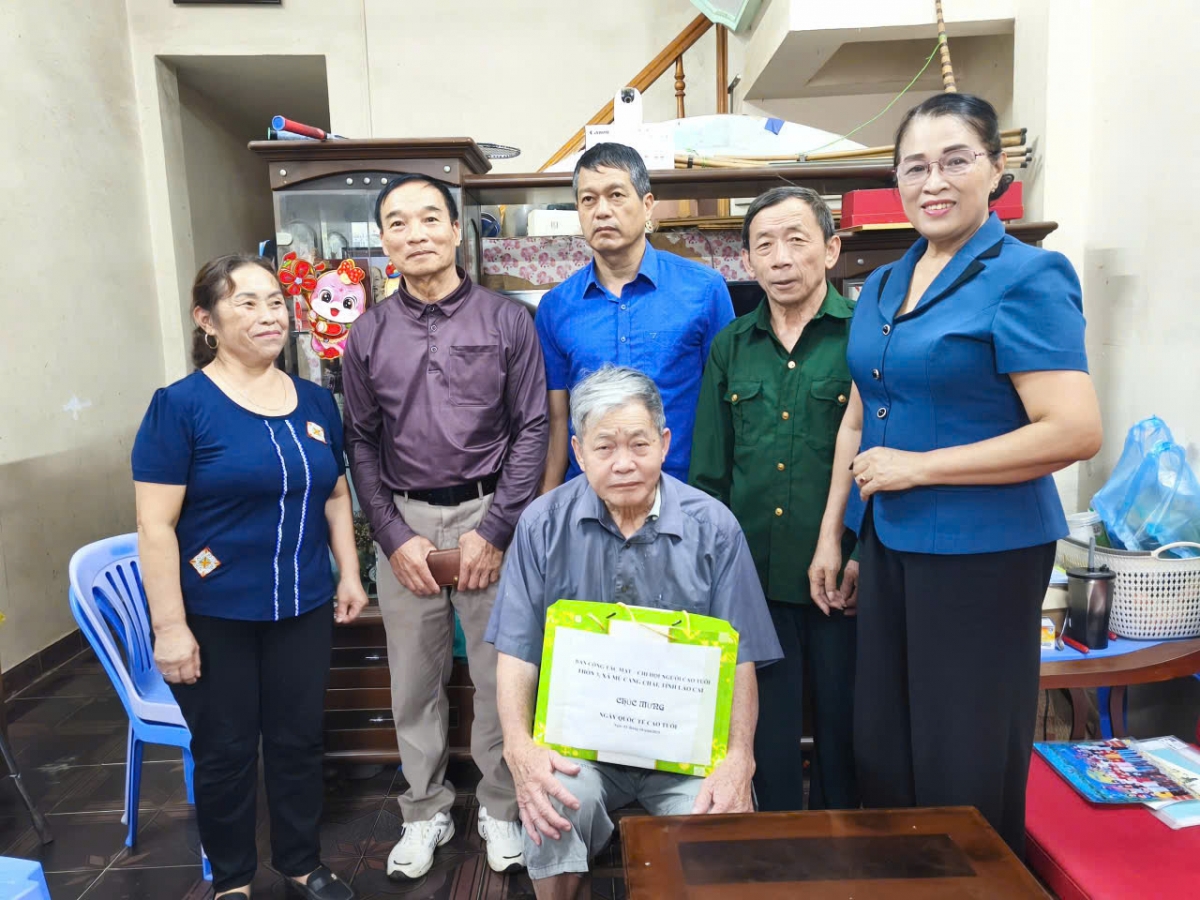 Trao quà cho người cao tuổi hoàn cảnh khó khăn trên địa bàn xã Mù Cang Chải, tỉnh Lào Cai