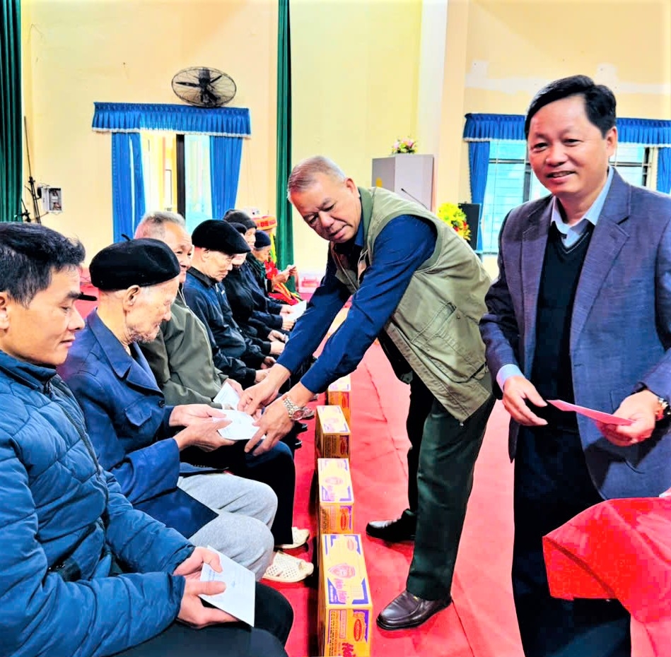 Hội NCT tỉnh Thái Nguyên tặng quà hỗ trợ NCT bị thiệt hại do trận bão lụt lịch sử