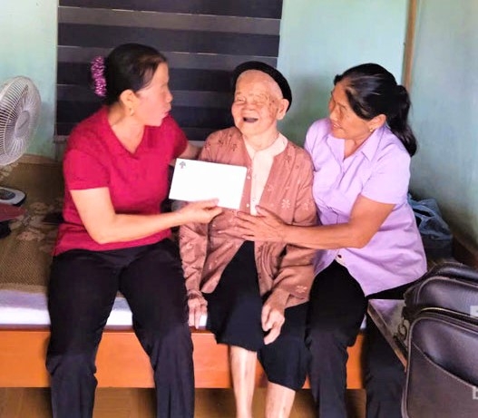 Tặng quà NCT hoàn cảnh khó khăn tỉnh Thái Nguyên