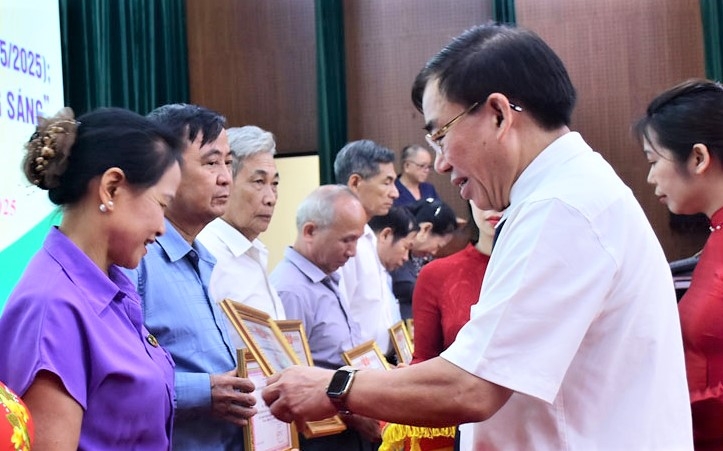 Trao Giấy khen của Hội NCT tỉnh Thái Nguyên cho các tập thể, cá nhân xuất sắc trong phong trào thi đua yêu nước Tuổi cao - Gương sáng giai đoạn 2021-2025