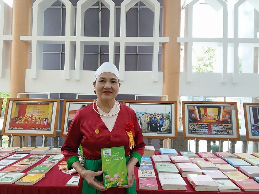 Nữ cán bộ dân tộc Thổ tiêu biểu đi đầu trong các phong trào của thôn