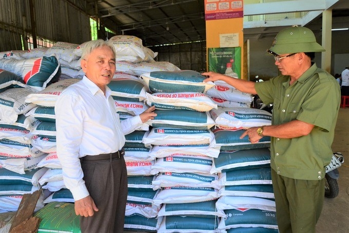 Ông Hồ Sỹ Quảng giới thiệu sản phẩm của HTX