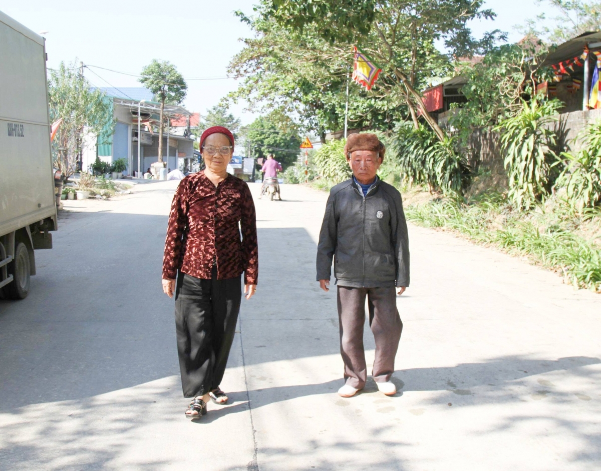 Bà Nguyễn Thị Cờ và ông Nguyễn Văn Phớt, hội viên người cao tuổi thôn Tân Trào, xã Tân Thanh vui mừng được đi trên con đường mới khang trang