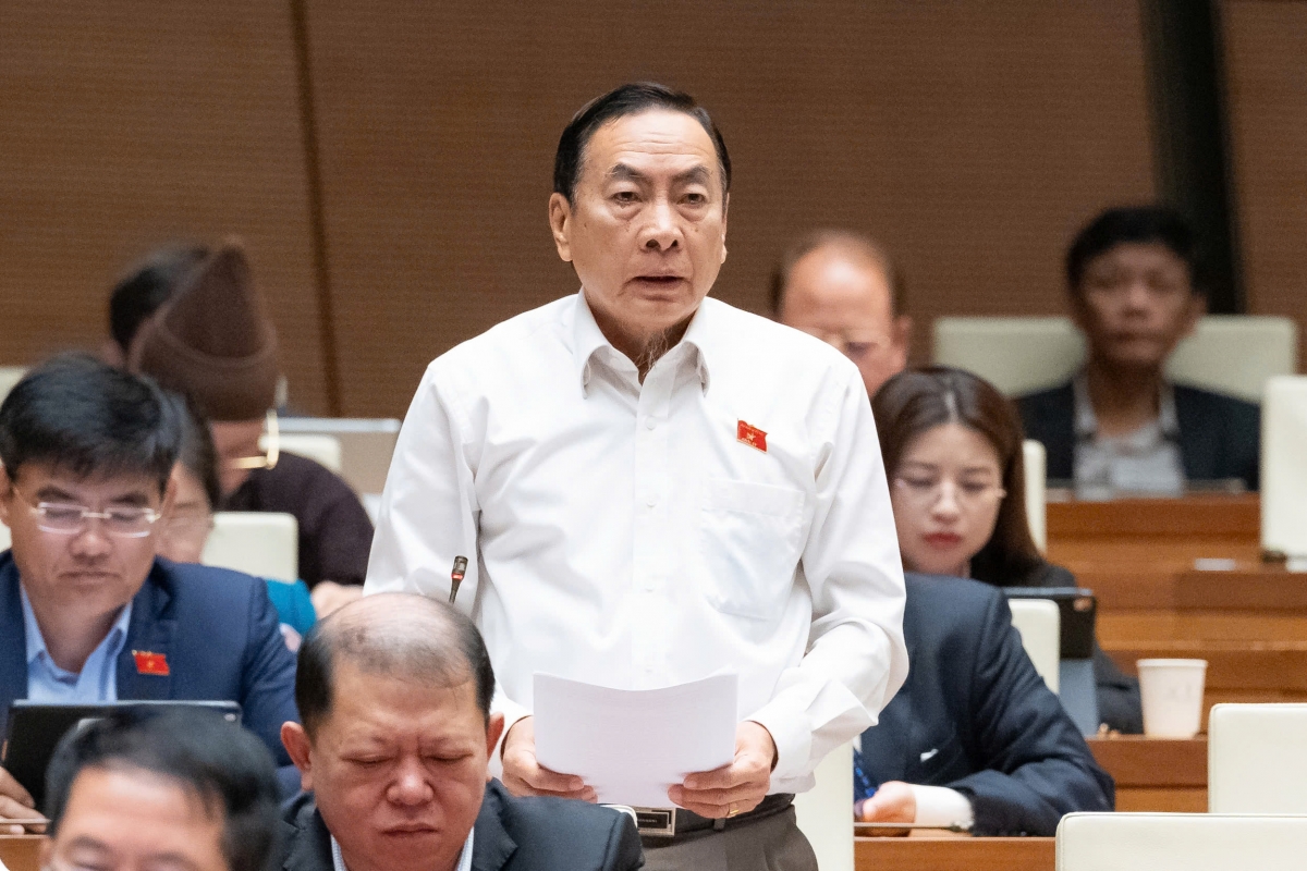 Đại biểu Phạm Văn Hòa (đoàn Đồng Tháp) phát biểu sáng ngày 4/12.