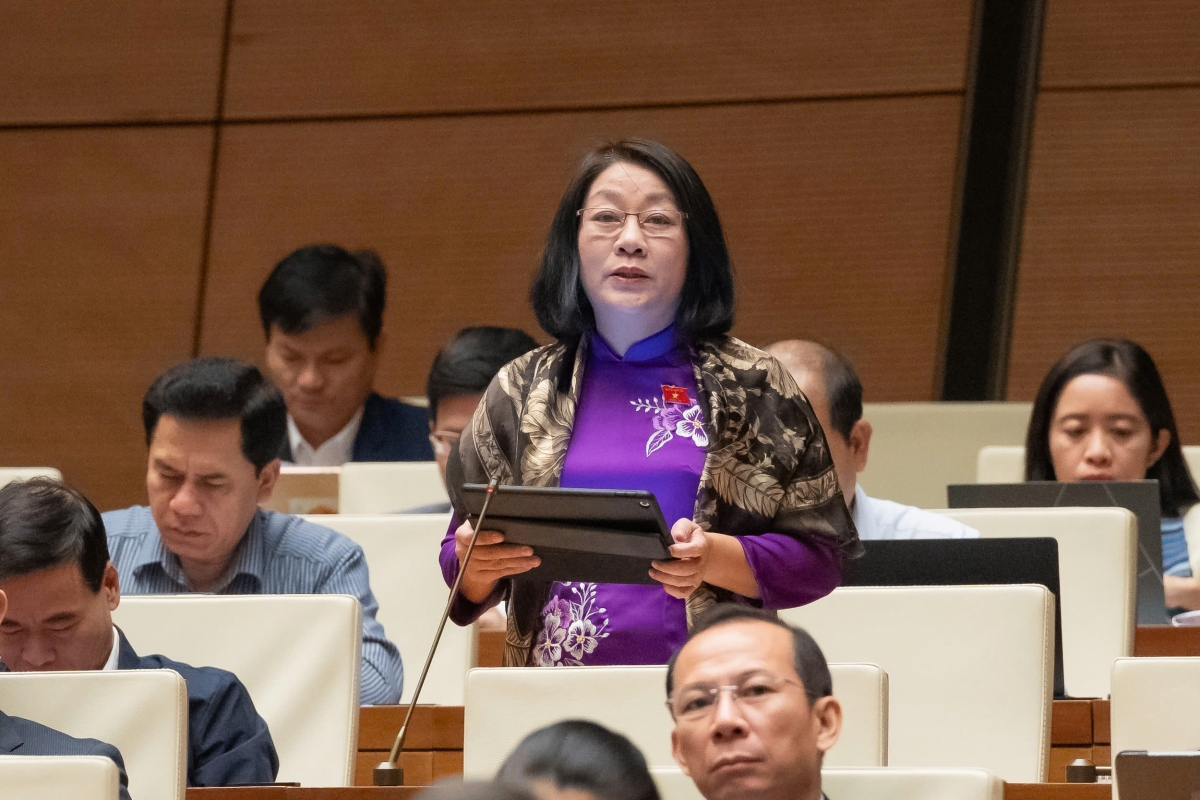 Đại biểu Nguyễn Thị Tuyết Nga (đoàn Quảng Trị)  phát biểu tại Hội trường sáng ngày 4/12.