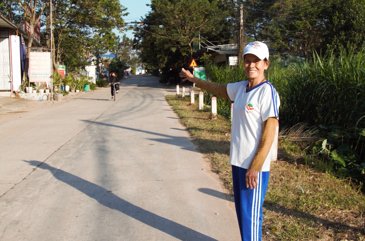 Nhiều người cao tuổi trên địa bàn xã được chứng kiến sự đổi thay của quê hương Tân Thanh hôm nay