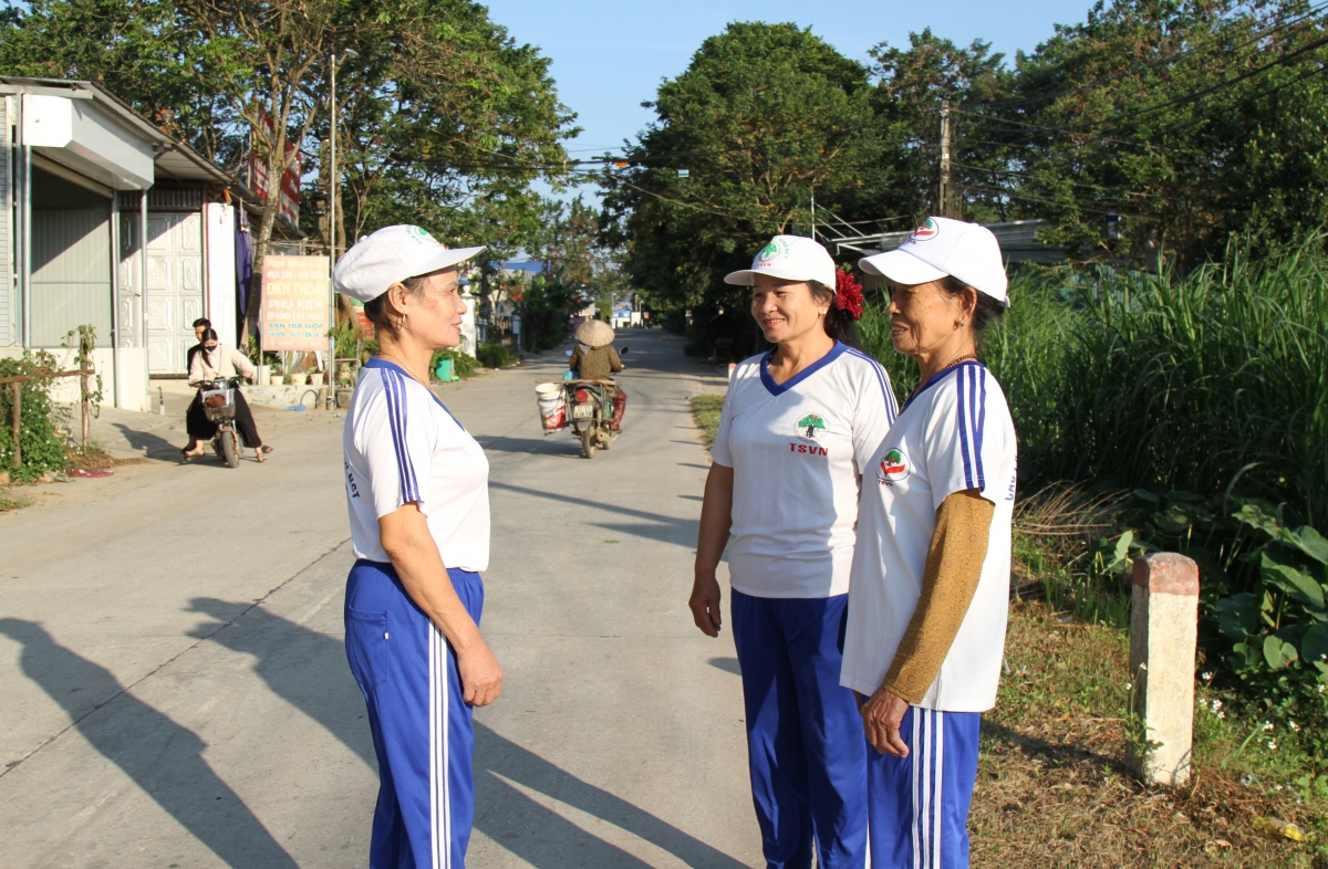 Hội viên người cao tuổi đang chia sẻ về kinh nghiệm trong cuộc sống thường nhật, cách nuôi dậy con cháu