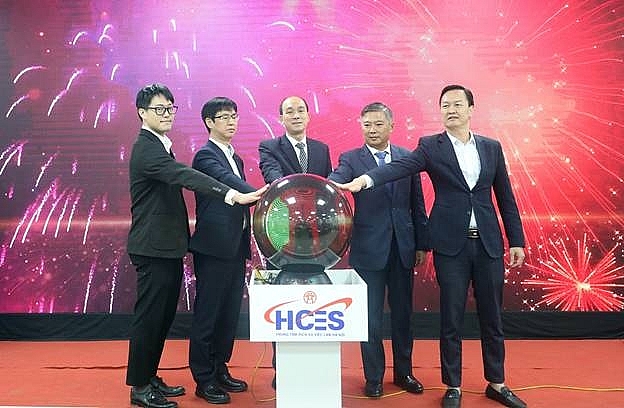 Các đại biểu bấm chuông khai mạc phiên GDVL