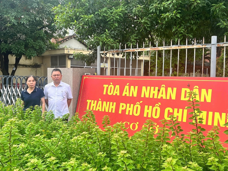 Bà Đinh Thị Lan và ông Hồ Sĩ Nhân tại phiên toà phúc thẩm ngày 29/10/2025.