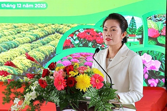 Bà Nguyễn Thị Uyên Trang, Giám đốc Sở Văn hóa, Thể thao và Du lịch tỉnh Đồng Tháp, Phó Trưởng Ban tổ chức Festival Hoa – Kiểng Sa Đéc lần II năm 2025 thông tin buổi họp báo