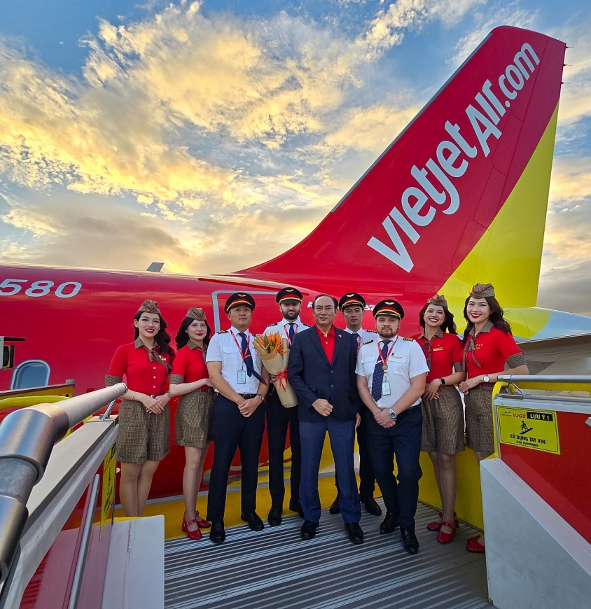 Phó Tổng giám đốc Thường trực Vietjet Tô Việt Thắng (áo vest xanh tím than) cùng phi hành đoàn Vietjet chào đón tàu bay mới/