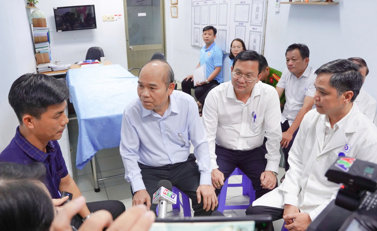 Phó Chủ tịch UBND TP.HCM Trần Văn Bảy (thừ từ trái qua) cùng đoàn lãnh đạo TP.HCM thăm hỏi thân nhân, nạn nhân