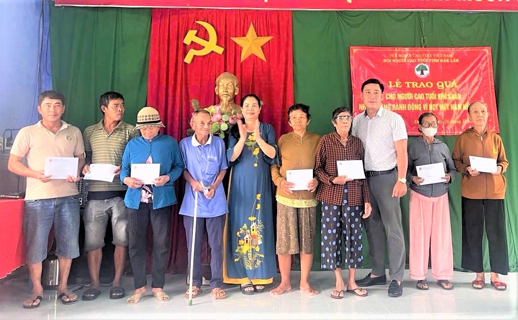 Bà Triệu Thị Ngoan, Chủ tịch Hội NCT tỉnh Đắk Lắk cùng đại diện lãnh đạo địa phương và doanh nghiệp trao quà cho NCT hoàn cảnh khó khăn