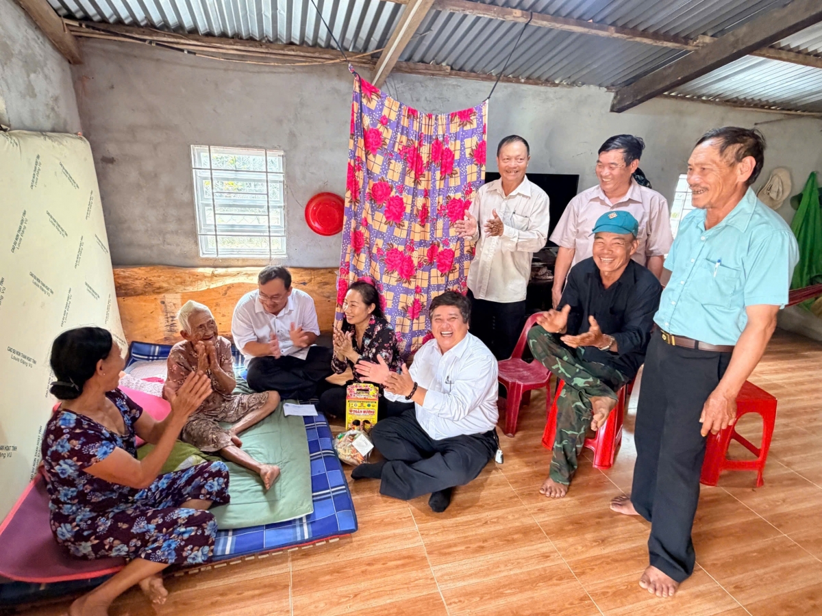 Tỉnh Hội Người cao tuổi Lâm đồng thăm và tặng quà cho các cụ 100 tuổi