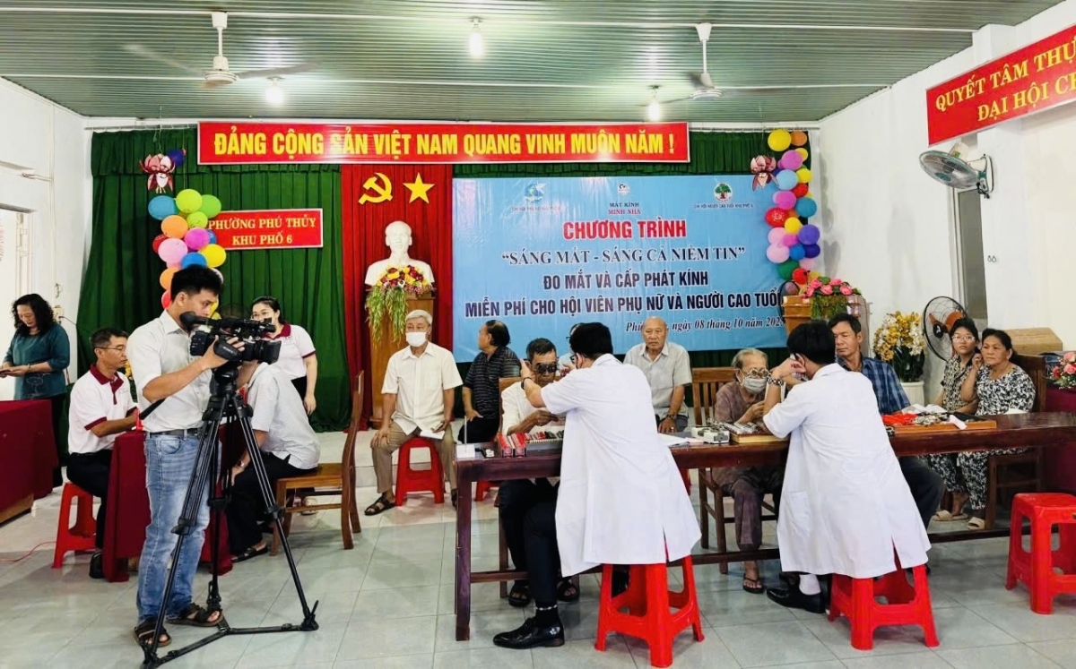 Khám bệnh về mắt cho Người cao tuổi