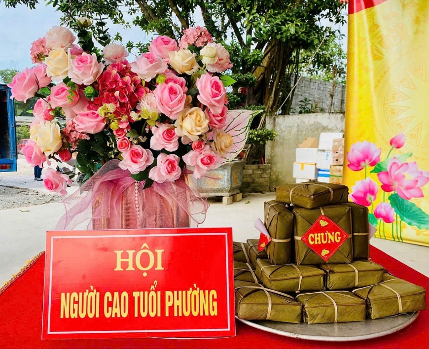 Đại diện Hội NCT phường Bắc Hồng Lĩnh trình bày sản phẩm bánh chưng tại hội thi.