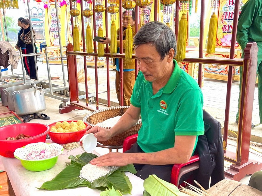 Đóng góp của NCT trong Hội thi gói bánh chưng dâng Thánh Quan Hoàng Mười