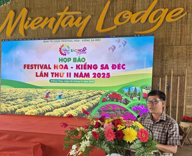 Ông Đoàn Hữu Nhiều Giám đốc Khu Du lịch Sinh thái Miền Tây Lodge phát biểu chia sẻ về sự chuẩn bị cũng như cam kết đồng hành Festival Hoa – Kiểng Sa Đéc lần thứ II năm 2025 tại buổi họp báo do UBND tỉnh Đồng Tháp tổ chức.