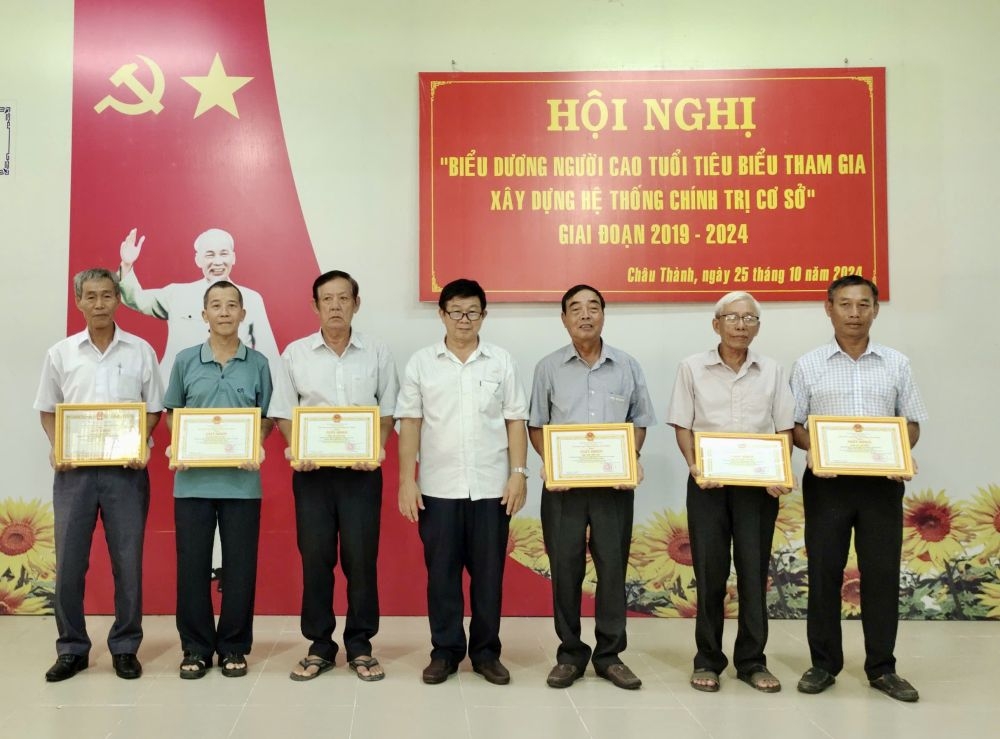 Khen thưởng 6 người cao tuổi tiêu biểu trong tham gia xây dựng hệ thống chính trị cơ sở.