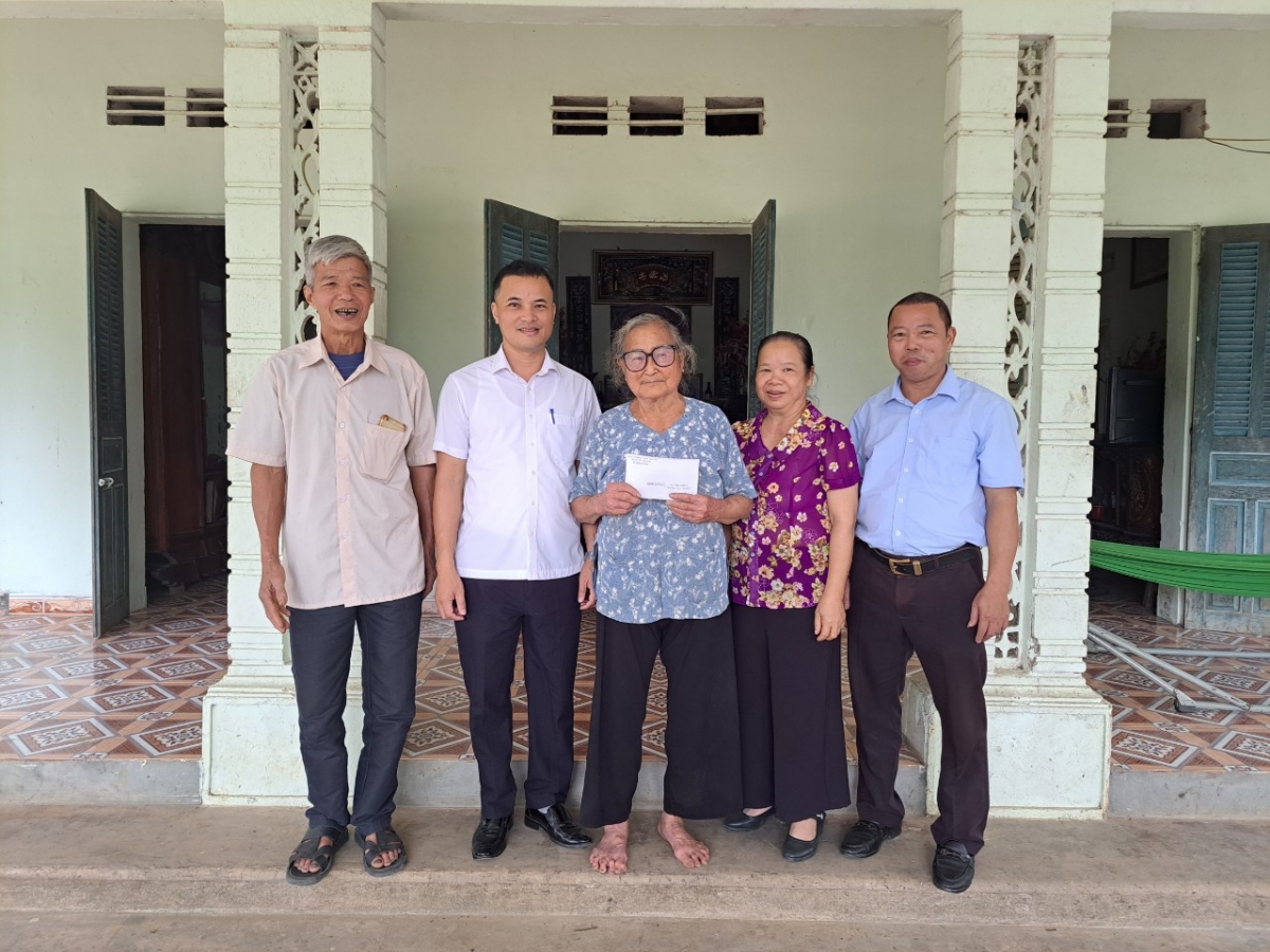  Tặng quà cho NCT nghèo, NCT hoàn cảnh khó khăn.