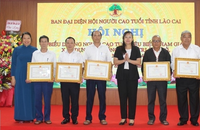 Trao Bằng khen của Trung ương Hội Người cao tuổi Việt Nam cho các cá nhân có thành tích xuất sắc trong phong trào xây dựng hệ thống chính trị cơ sở, giai đoạn 2019 - 2024