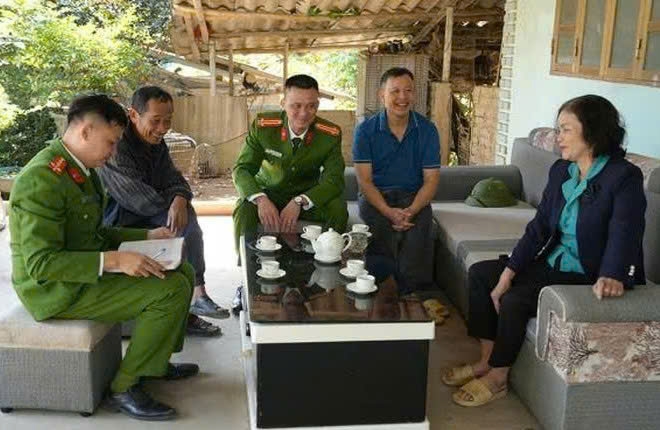 Công an xã Quy Mông (Lào Cai) tuyên truyền vận động người dân khẩn trương bàn giao mặt bằng để triển khai dự án.