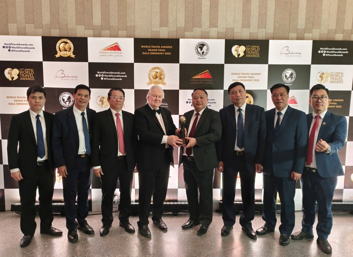 Chủ tịch UBND tỉnh Tuyên Quang Phan Huy Ngọc nhận cúp chiến thắng cho hạng mục “Công viên địa chất toàn cầu UNESCO Cao nguyên đá Đồng Văn, Tuyên Quang, Việt Nam – Điểm đến văn hóa hàng đầu thế giới năm 2025.”