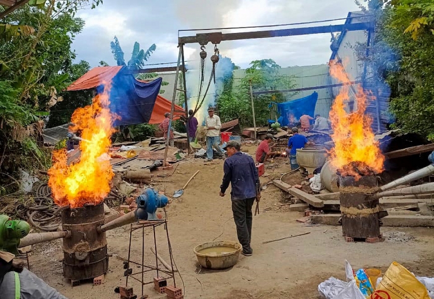 Các nghệ nhân già làm rạng danh phường đúc đồng