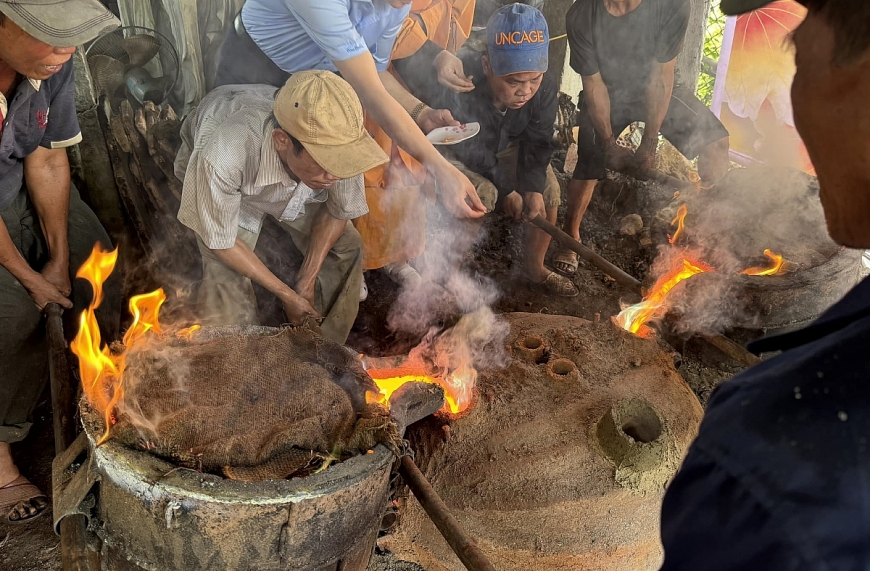 Các nghệ nhân già làm rạng danh phường đúc đồng