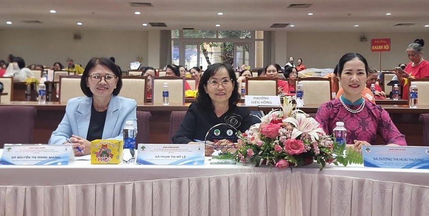 Ban Giám khảo Hội thi “Tìm hiểu về già hóa dân số, kiến thức, kỹ năng chăm sóc sức khỏe người cao tuổi tại Thành phố Hồ Chí Minh” năm 2025 gồm bà Nguyễn Thị Giang Nhung, Phó Chi cục trưởng Chi cục Dân số Thành phố; bà Phạm Thị Mỹ Lệ, Phó Trưởng Ban đại diện Hội Người cao tuổi Thành phố; bà Dương Thị Hoài Thương, Phó phòng Văn Hóa – Nghệ Thuật, Trung tâm Văn hóa và Triển lãm Thành phố.