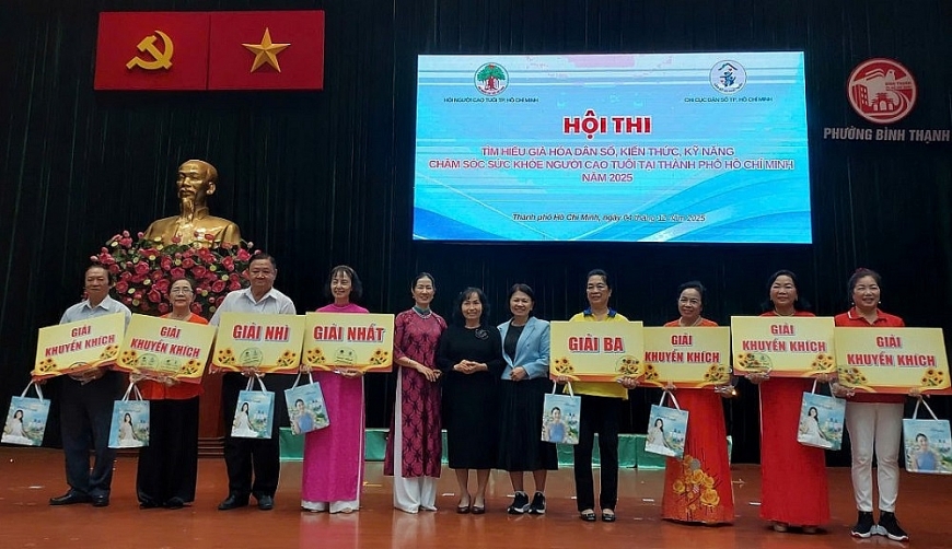 Ban Giám khảo trao giải cho các đội tham dự Hội thi “Tìm hiểu về già hóa dân số, kiến thức, kỹ năng chăm sóc sức khỏe người cao tuổi tại Thành phố Hồ Chí Minh” năm 2025