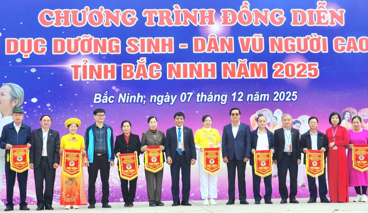 Ban Tổ chức trao Cờ lưu niệm cho các đơn vị tham gia Chương trình
