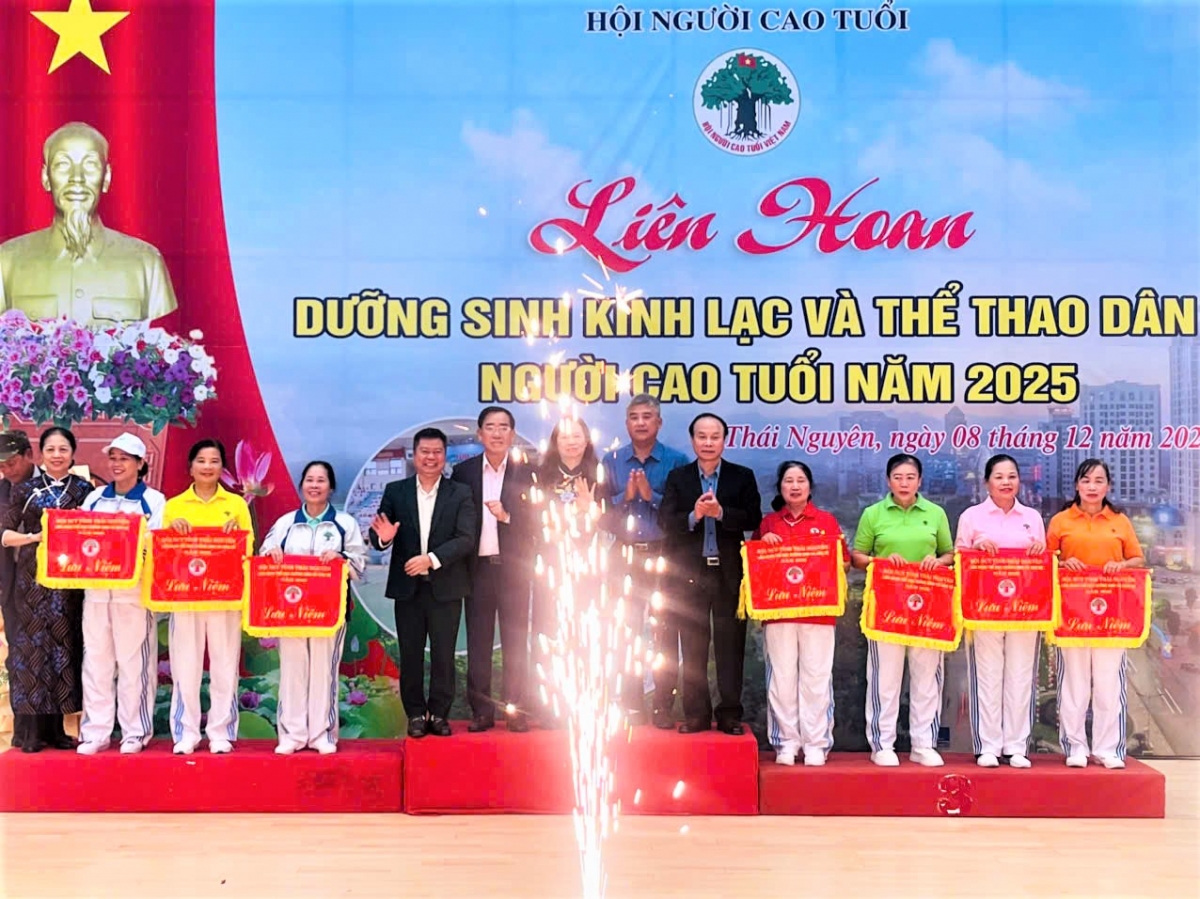 Ban tổ chức trao Cờ lưu niệm cho các đơn vị tham gia Liên hoan